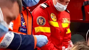 FOTO Un copil grăbit să vină pe lume. Ambulanţă transformată în sală de naşteri, pentru o femeie din Gorj