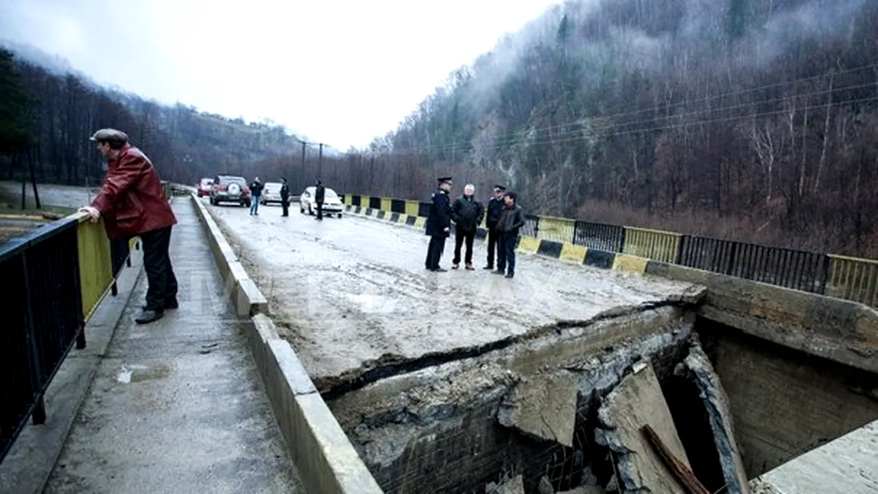 INUNDAŢII ÎN ŢARĂ: Autorităţile din zona cu 1.400 de oameni izolaţi au început refacerea podului distrus de viituri