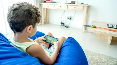 STUDIU Copiii români sunt obosiți, stau prea mult pe telefon și vor mai mult timp cu familia / Cum arată ziua unui elev, după ultimul studiu al „Salvați Copiii”