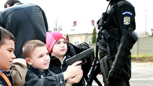 „Când îl omorâm pe primul?” Europol destructurează rețele care recrutau minori pentru asasinate