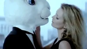 Cum dansează Kate Moss pentru un bărbat-iepure - VIDEO