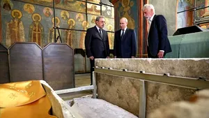 Moaștele la care s-a rugat Putin, trimise pe front, ar fi fost pierdute de ruși. Biserica Ortodoxă rusă neagă