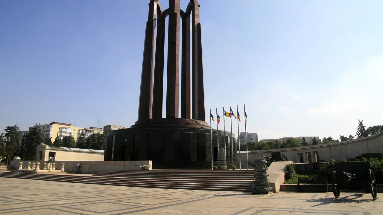 Muzică militară şi retragere cu torţe în Parcul Carol din Capitală