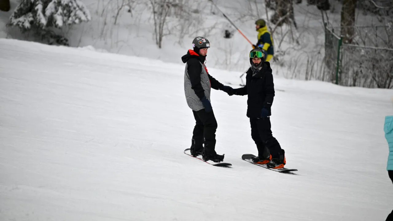 Pericolele la care se expun turiștii dacă aleg să părăsească pârtiile amenajate. Recomandările Salvamont