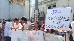 VIDEO FOTO Protest la Ministerul Educaţiei faţă de discriminarea copiilor romi din şcolile româneşti
