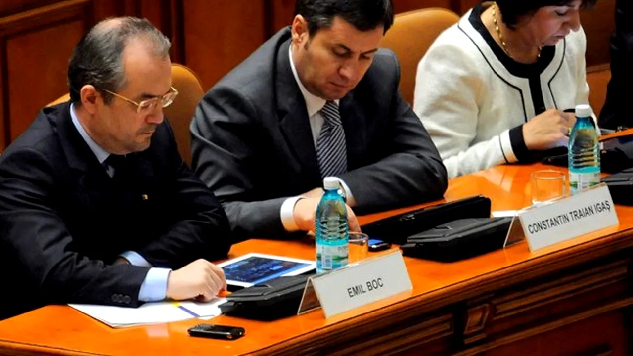 Şedinţa comună pentru aniversarea Unirii: Ce făceau parlamentarii în timpul discursurilor - FOTO
