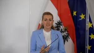 Ministrul austriac Christine Aschbacher a demisionat. Ce acuzaţii i se aduc