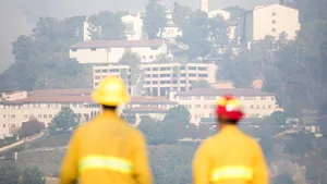 Cartier de lux din Los Angeles, ameninţat de incendiile de vegetaţie: Mii de persoane, inclusiv numeroase celebrităţi, au fost evacuate - FOTO, VIDEO