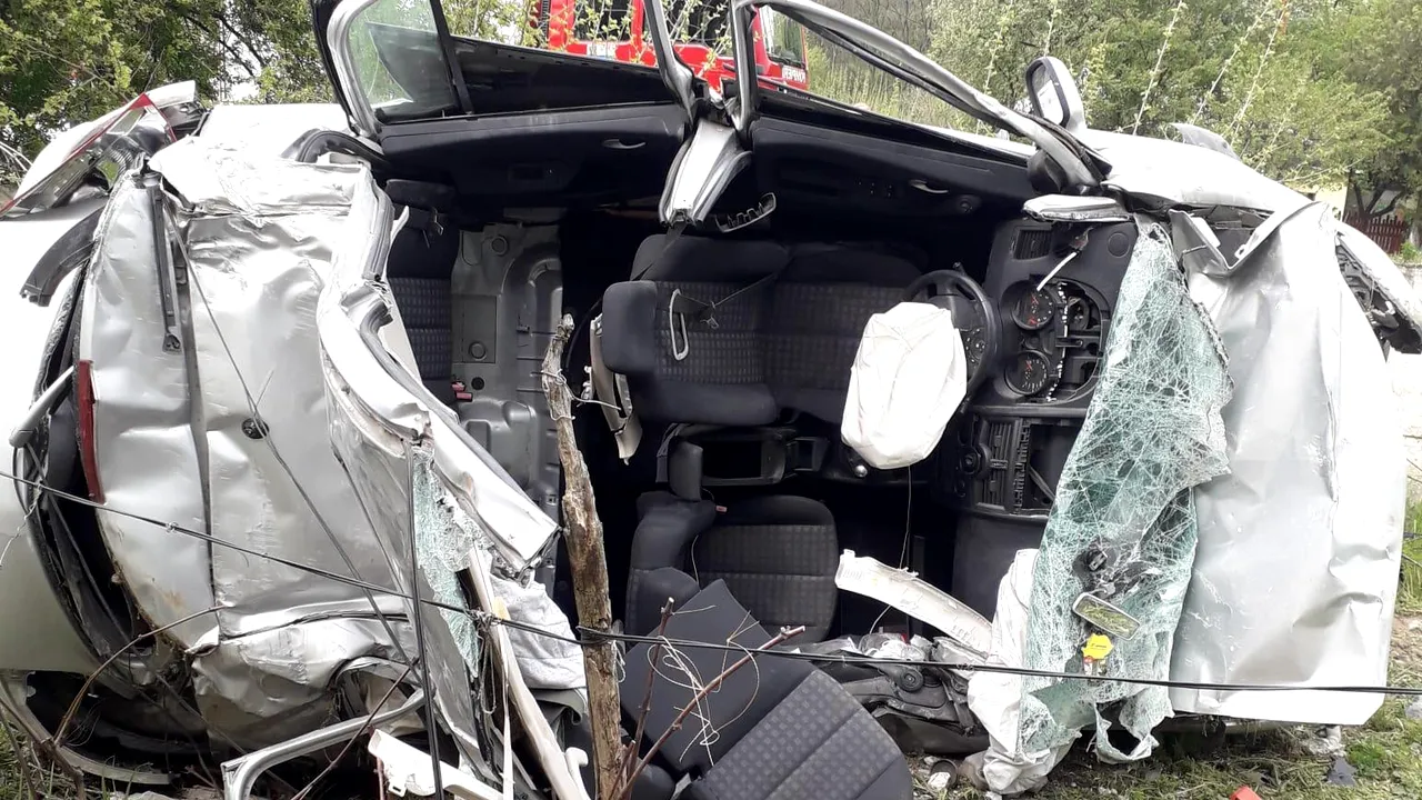 FOTO O maşină s-a răsturnat în curtea unei case din judeţul Gorj 