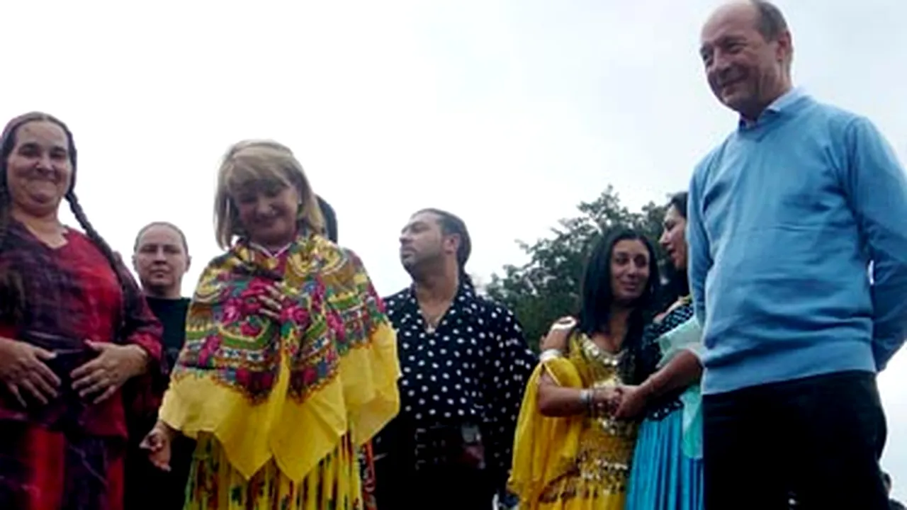 La Costeşti, Maria Băsescu s-a îmbrăcat cu o fustă ţigănească primită de la Luminiţa Cioabă - VIDEO