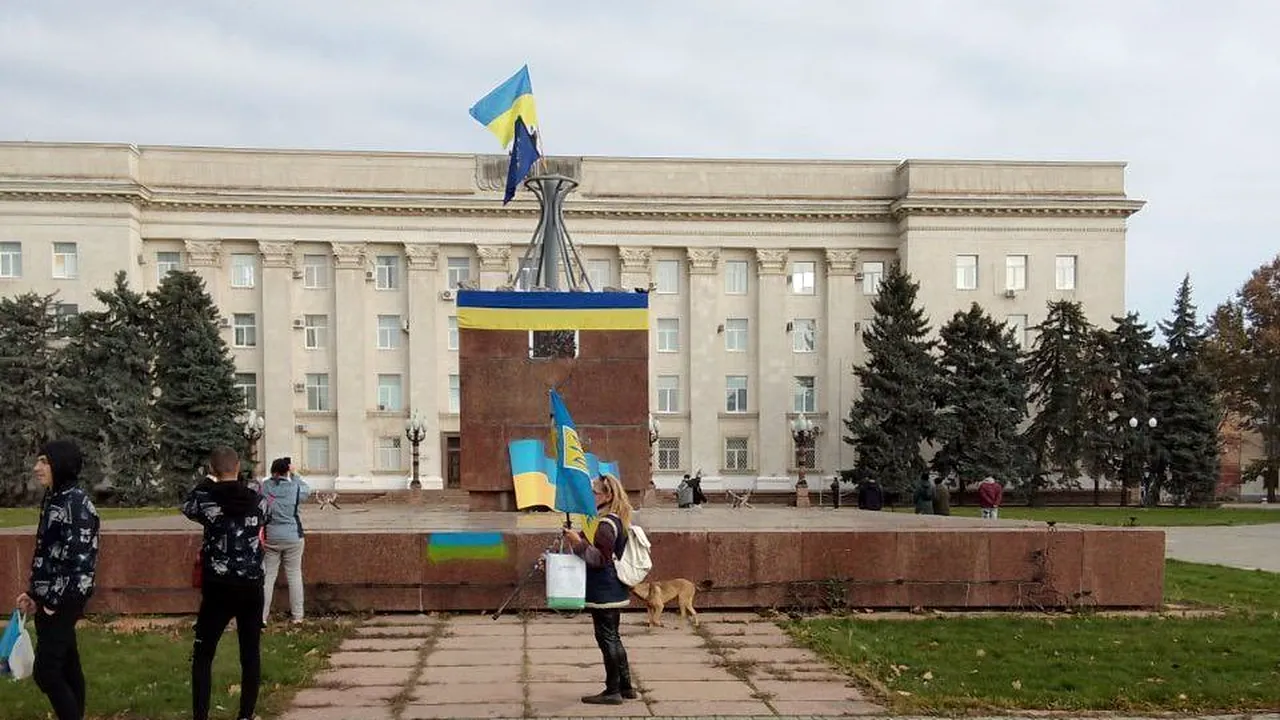 Războiul din Ucraina, ziua 261. Forţele ucrainene au intrat în Herson după ce Rusia a finalizat retragerea / Zelenski a discutat cu Scholz / Ucraina va construi un zid la graniţa cu Belarus / Mai mulţi lideri cer negocieri de pace
