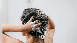 Care sunt cele mai eficiente șampoane antimătreață pentru un scalp echilibrat și o rutină de îngrijire fără griji? (P)
