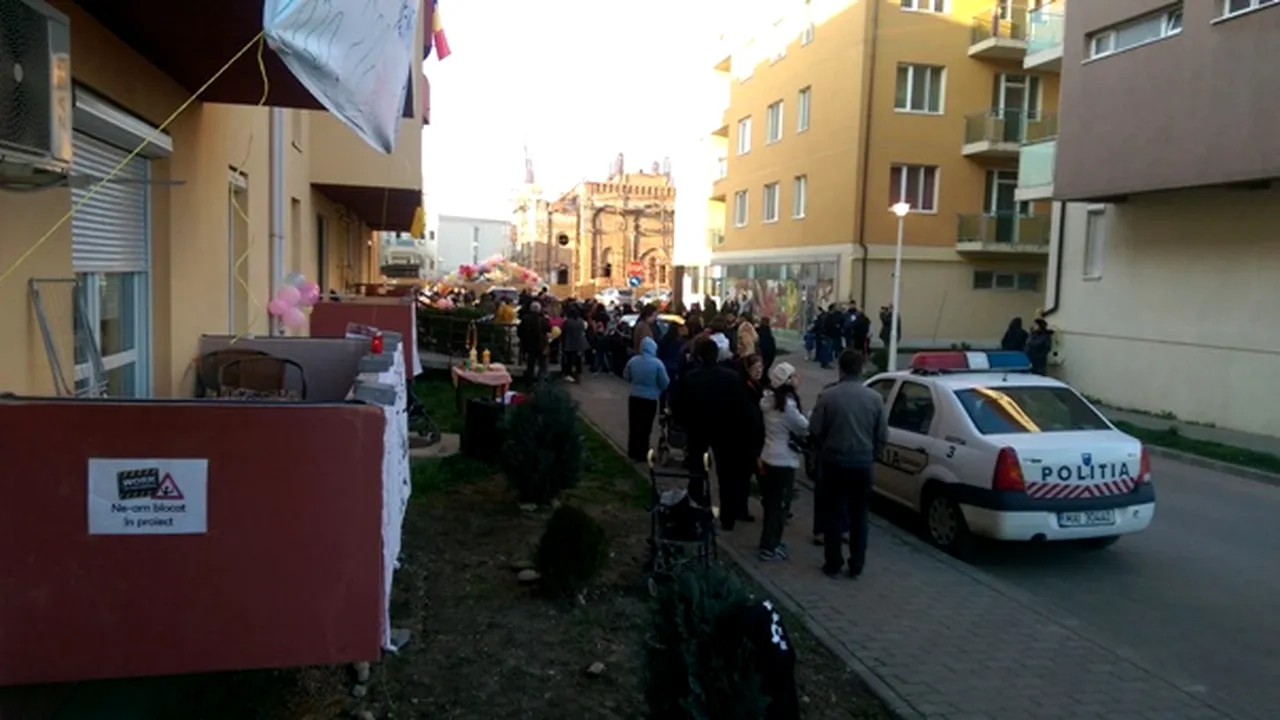 100 de chiriaşi ANL au protestat la Timişoara cerând primăriei să-i lase să cumpere apartamentele - FOTO