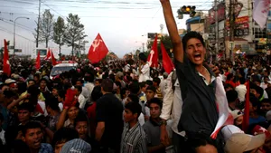 Nepalul aboleşte monarhia, după 239 de ani