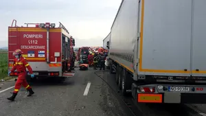 Accident grav în judeţul Braşov: O persoană a murit, iar alte patru sunt rănite după ce două TIR-uri şi trei maşini s-au ciocnit. De vină este şoferul unui TIR - VIDEO