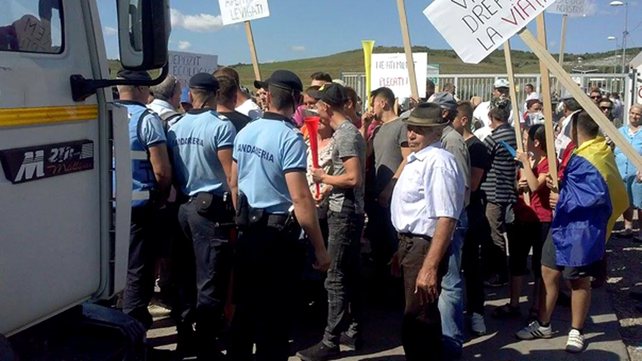 Peste 200 de persoane, din judeţul Bistriţa, au protestat în faţa unui depozit ecologic: “Ne-am săturat de mirosul acesta cumplit! Nu se mai poate!