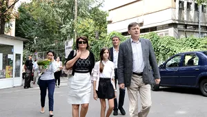 Antonescu a participat la deschiderea anului şcolar la unitatea de învăţământ unde e elevă fiica sa - FOTO