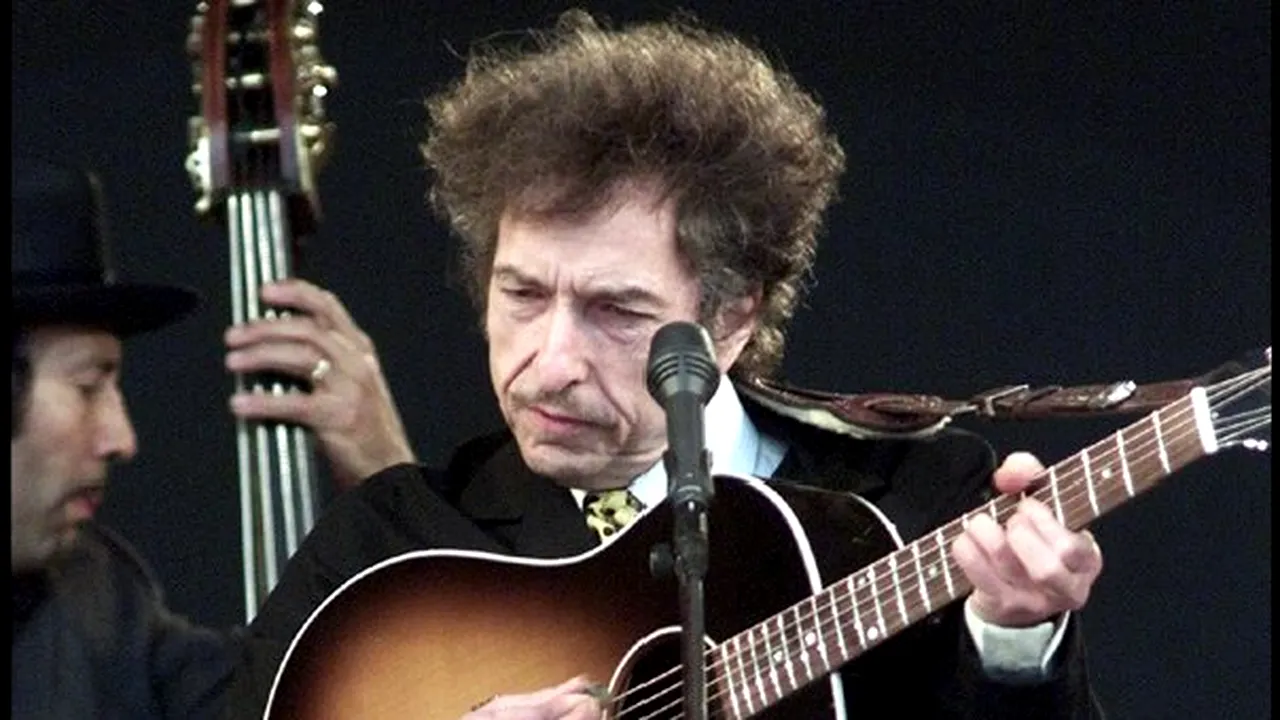 Fructe şi legume proaspete, vin alb şi beţişoare parfumate pentru Bob Dylan, la Bucureşti