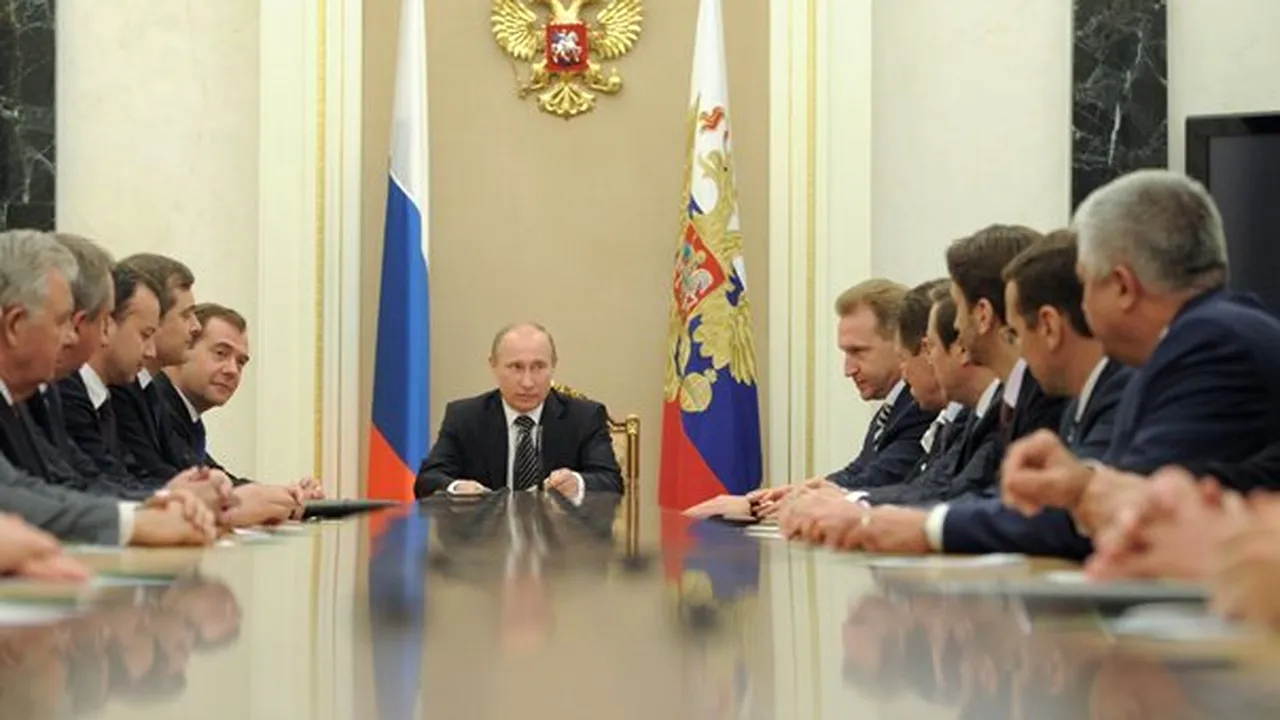 STUDIU: Putin riscă haosul dacă criza Greciei va provoca recesiune în Rusia