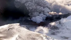 Aeroporturile din Irlanda, Marea Britanie şi Olanda, afectate din nou de norul de cenuşă