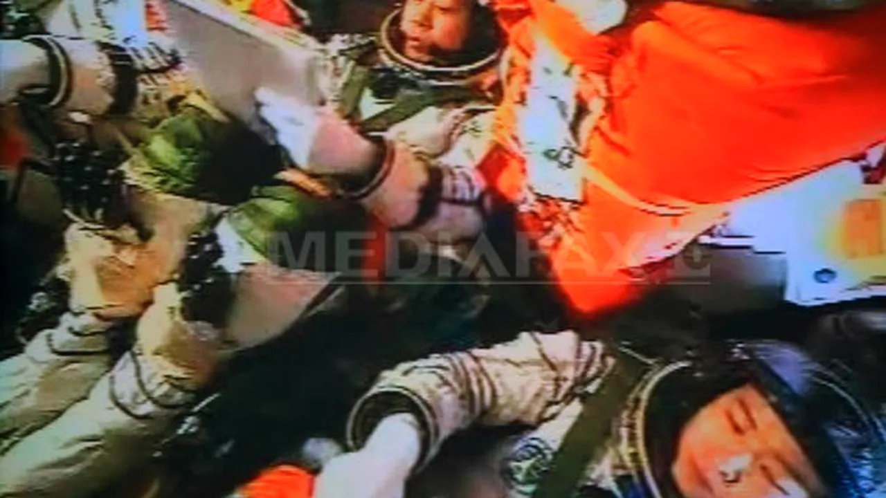 Astronauţii chinezi au reuşit să se conecteze, în premieră, la modulul spaţial Tiangong-1