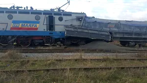 Două locomotive s-au ciocnit frontal în staţia CFR Bârseşti; unul din mecanici a murit - FOTO