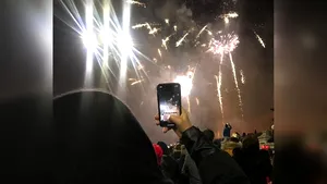 Viaţa, privită prin ecranul telefonului. Focul de artificii de Revelion din Capitală, surprins pe zeci de mii de mobile | FOTO