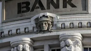 Peste 120 de bănci dintr-o singură țară se închid în doar câteva zile. Care este motivul