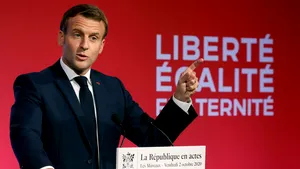 Emmanuel Macron şi-a prezentat strategia de combatere a radicalizării islamice. Preşedintele francez propune legi controversate