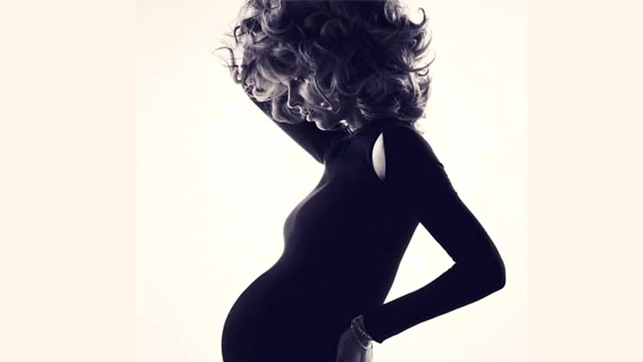 Eva Herzigova, sexy în luna a şaptea de sarcină - FOTO