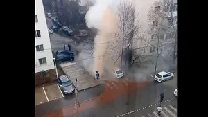 VIDEO: „Gheizer” în Bucureşti. Reacţiile internauţilor, după ce o conductă de apă s-a spart în Sectorul 6 al Capitalei