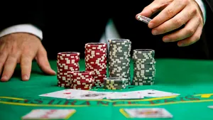 Poker live şi online: care sunt diferenţele?