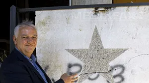 Bucăţi din Zidul Berlinului, redecorate de artişti, vândute la licitaţie - FOTO