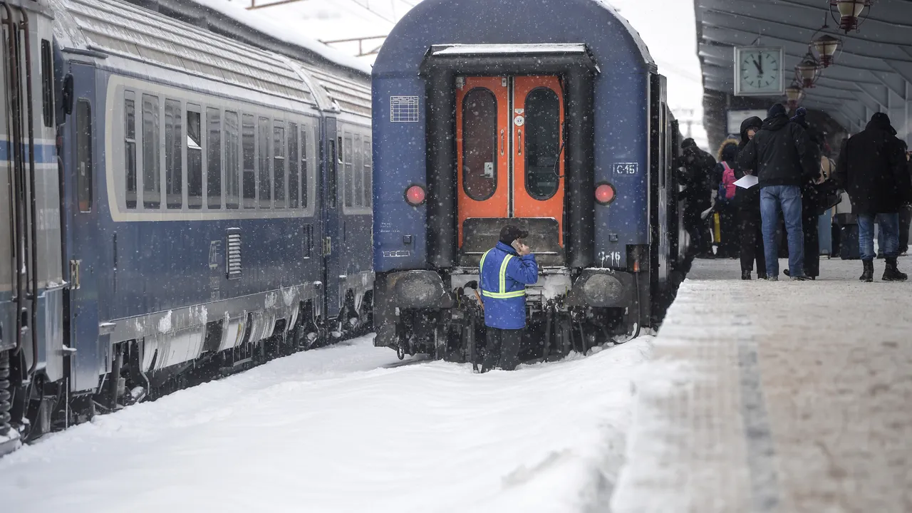 Ninsorile viscolite afectează traficul feroviar în zona Moldovei