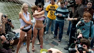 Două rusoaice s-au dezbrăcat în centrul Moscovei pentru Medvedev - VIDEO, FOTO