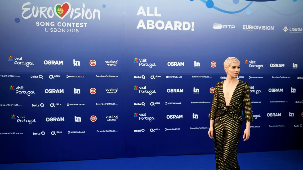 Eurovision 2018 | Un bărbat a urcat pe scenă şi i-a smuls microfonul reprezentantei Marii Britanii. Ce a strigat acesta / Individul, reţinut de poliţişti