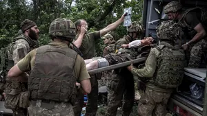 Războiul din Ucraina, ziua 136. Ruşii pregătesc noi atacuri / Armele occidentale ajută la apărare, dar majoritatea militarilor ucraineni nu sunt instruiţi cum să le folosească. Ruşii încearcă să înconjoare regiunea Donbas. Zelenski l-a demis pe ambasadorul Kievului în Germania