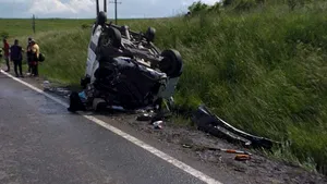 FOTO Accident grav în Cluj. Microbuz răsturnat în apropierea localităţii Copăceni. Opt răniţi cu „grade diferite de afecţiuni”