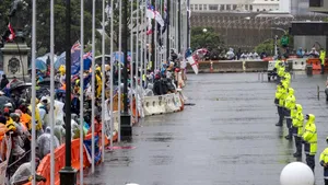 Poliţia a încercat să-i disperseze pe anti-vaccinişti difuzând melodii din playlistul cu cele mai urâte melodii din lume