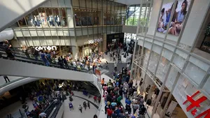 INCIDENT într-un mall din Capitală: O femeie a fost reţinută după ce a lovit şi muşcat poliţiştii
