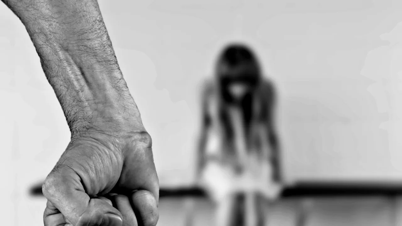 Adolescente violate la Bacău: Bărbatul a fost arestat după ce concubina sa l-a reclamat că i-a molestat fiicele, de 15 şi 17 ani
