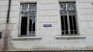 Fost sediu de primărie unde petrecea des cel mai mare dramaturg al României, I.L.Caragiale, ajuns o ruină. Clădirea riscă să se prăbuşeacă în orice moment - GALERIE FOTO 
