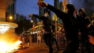 REVOLTĂ la Hong Kong: Confruntări între poliţie şi vânzători ambulanţi în China pe fondul închiderii standurilor stradale - FOTO, VIDEO