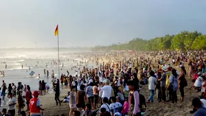 Sute de turişti, blocaţi în insula indoneziană Bali