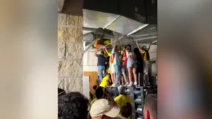 Nebunie la Copa America pentru finala de la Miami: fanii fără bilete au urcat în tribună pe conducta de ventilaţie

