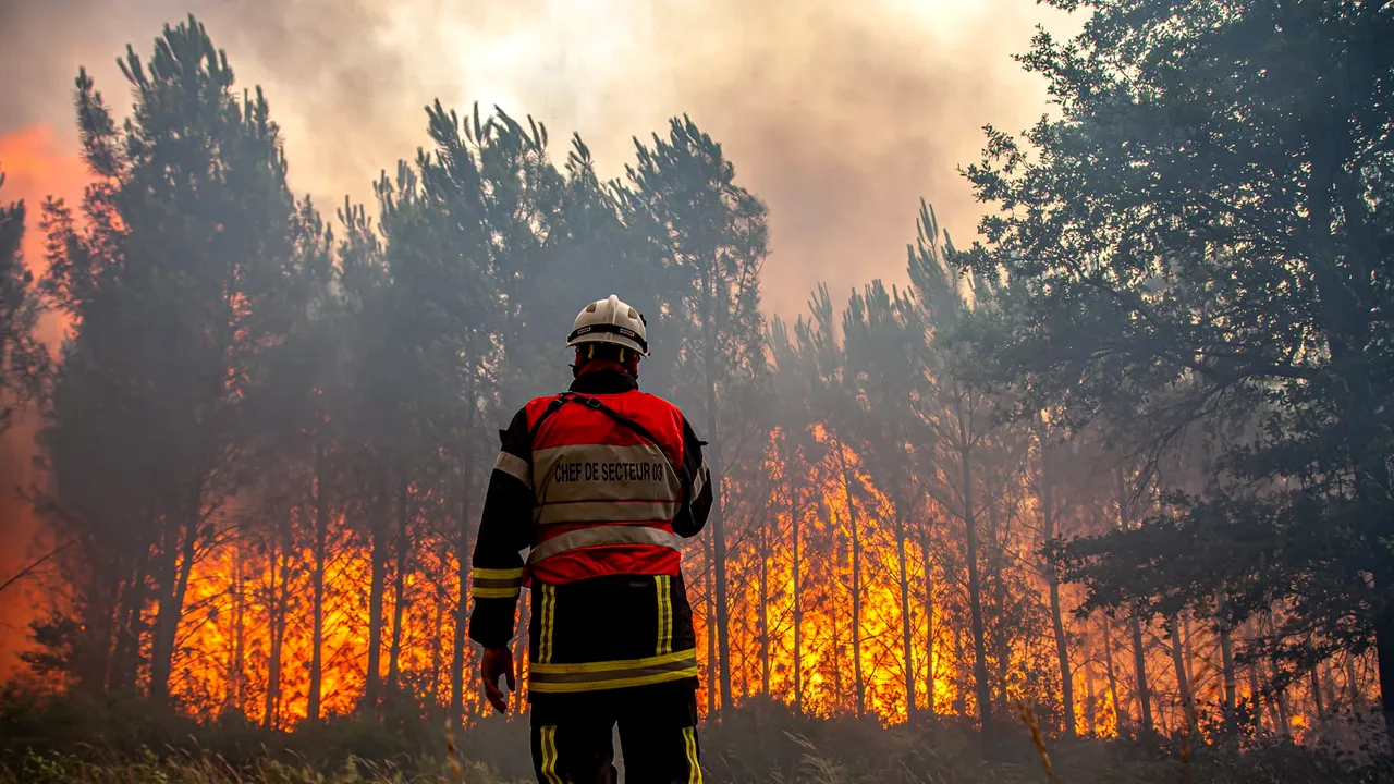 Mii de persoane au fost evacuate după ce un incendiu masiv a cuprins estul Spaniei