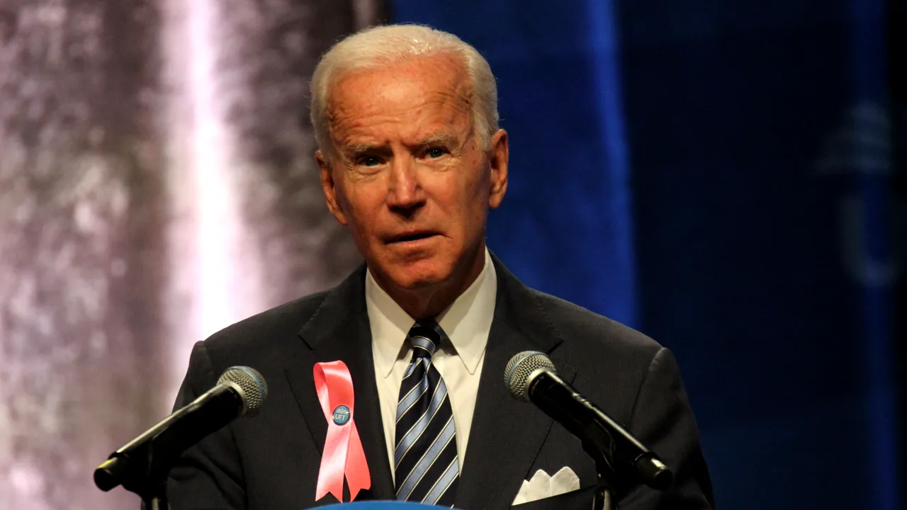 Joseph Biden, favorit în cursa pentru preşedinţia SUA în faţa lui Donald Trump, conform unui sondaj