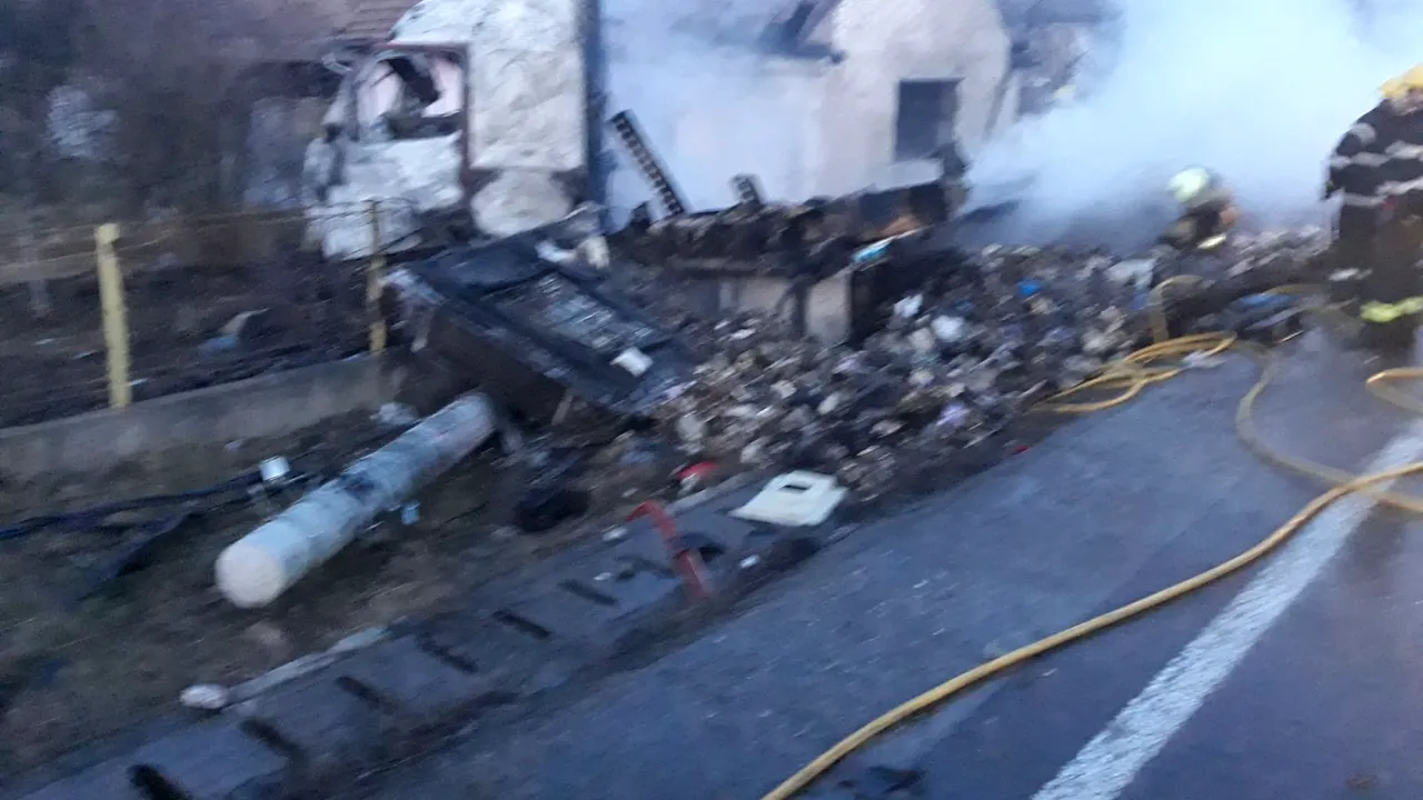 Un TIR încărcat cu ciocolată a ars complet după ce a lovit un stâlp de electricitate, o ţeavă de gaz, apoi s-a oprit în curtea unei case/ Localnicii din Nadeş, fără energie electrică | FOTO