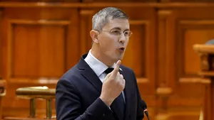 Barna, ironii la adresa lui Kelemen: Cât mai jucaţi partida virginităţii interesate? Puneţi trandafiri pe sigla partidului / Reacţia liderului  UDMR