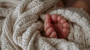 Caz unic în Marea Britanie. Gemenele care au aflat că au tați biologici diferiți